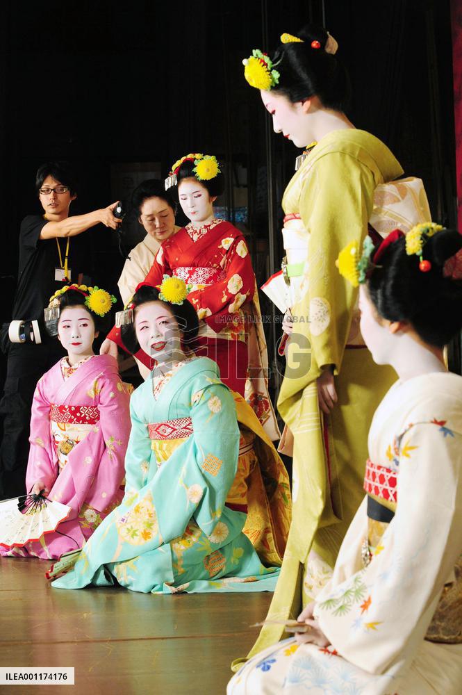 Maiko prepare for Gion dancing