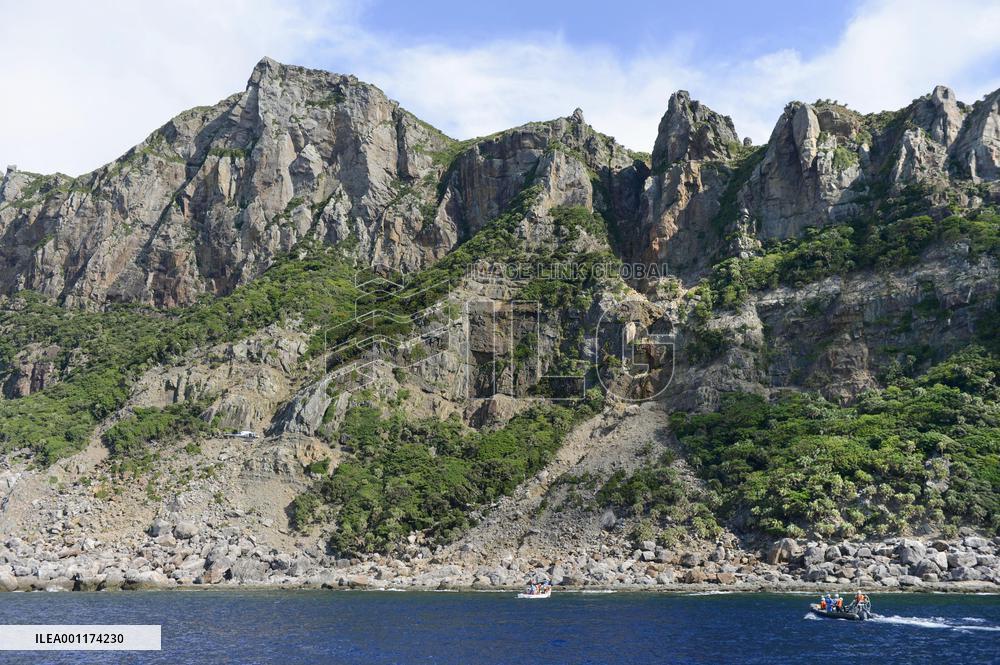 Tokyo gov't inspects Senkaku Islands