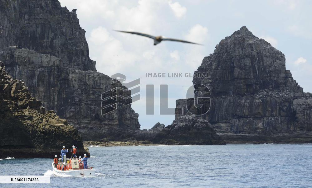 Tokyo gov't inspects Senkaku Islands