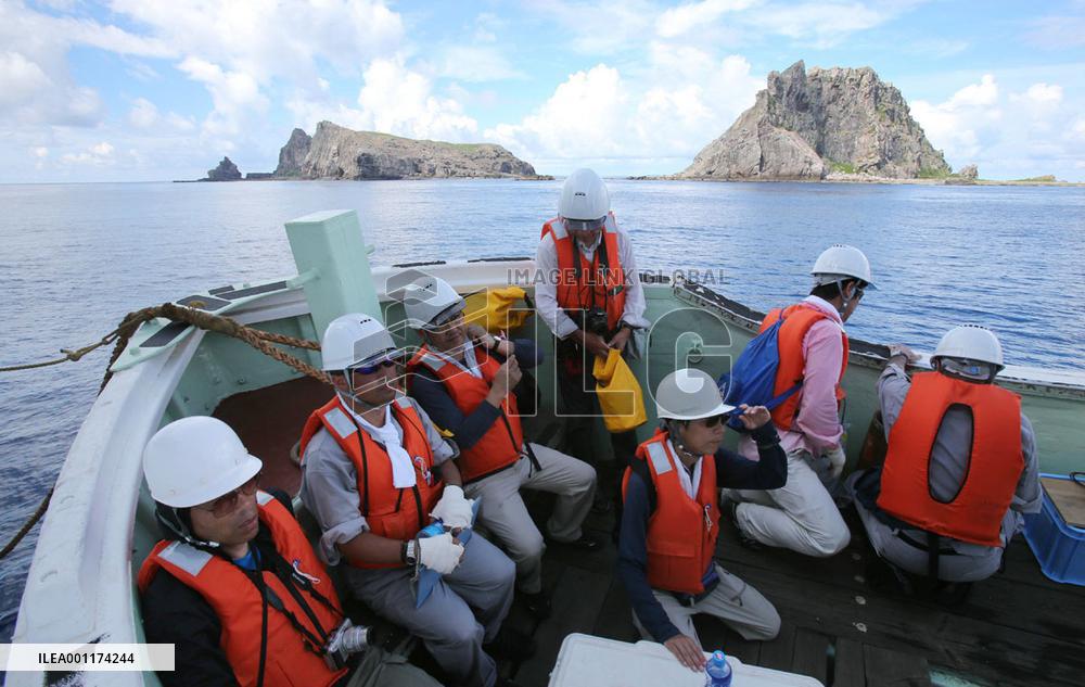 Tokyo gov't inspects Senkaku Islands