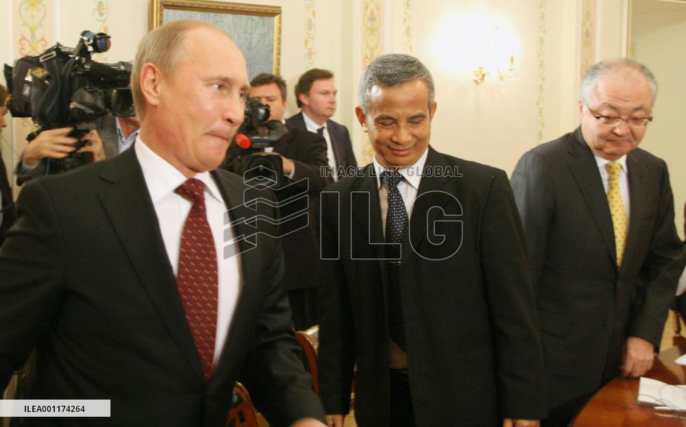 Putin meets APEC union leaders