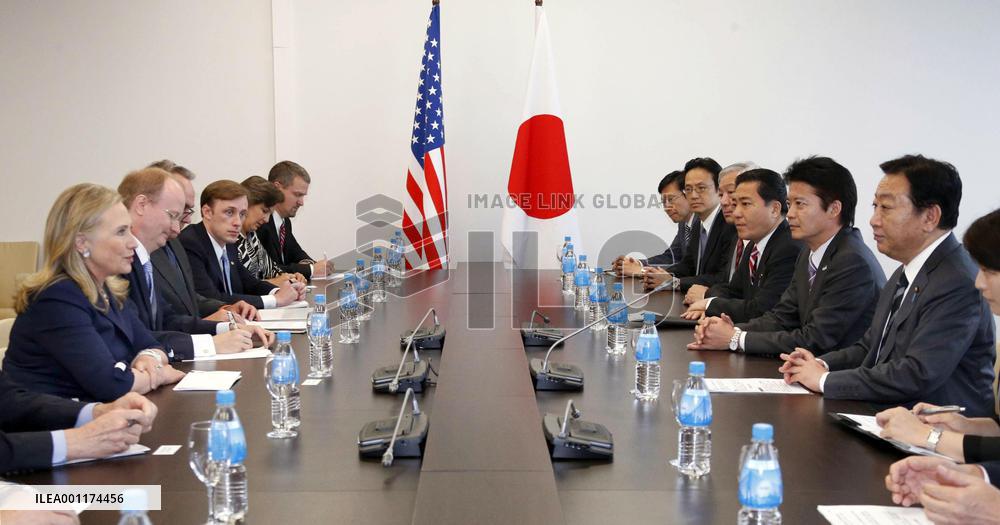 Noda, Clinton at APEC summit