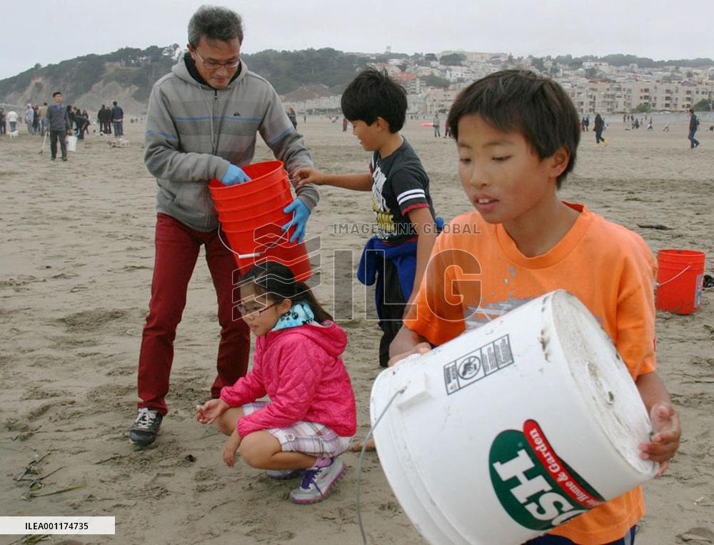 Japanese join beach cleaning in U.S. West Coast