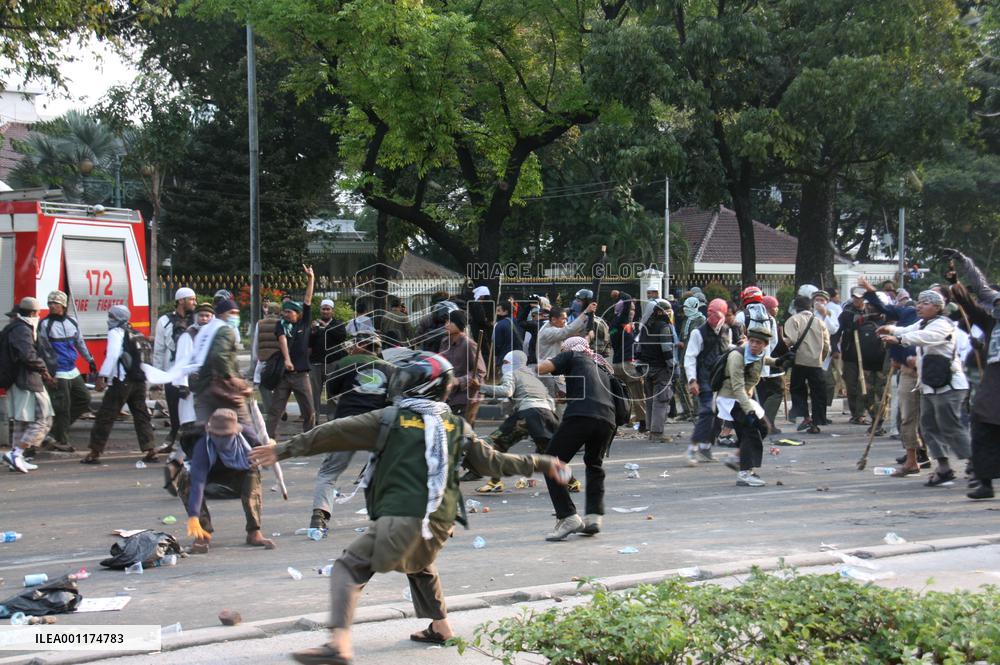 Muslims protesting U.S. film clash with police in Jakarta