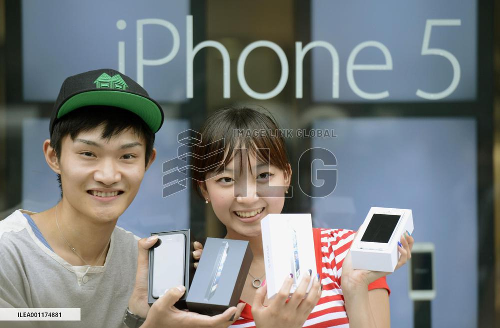 Apple's new iPhone hits Japanese market