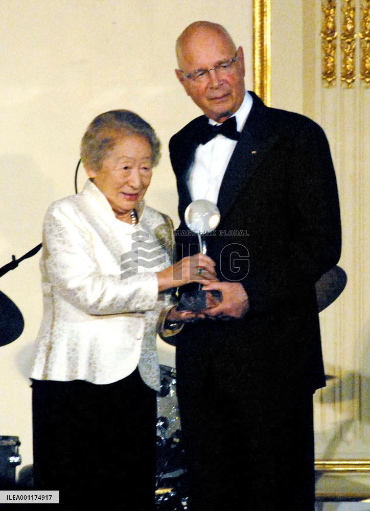 Suu Kyi, 3 others receive Global Citizen Award