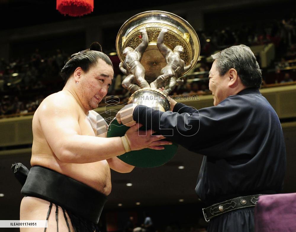 Harumafuji wins autumn sumo championship