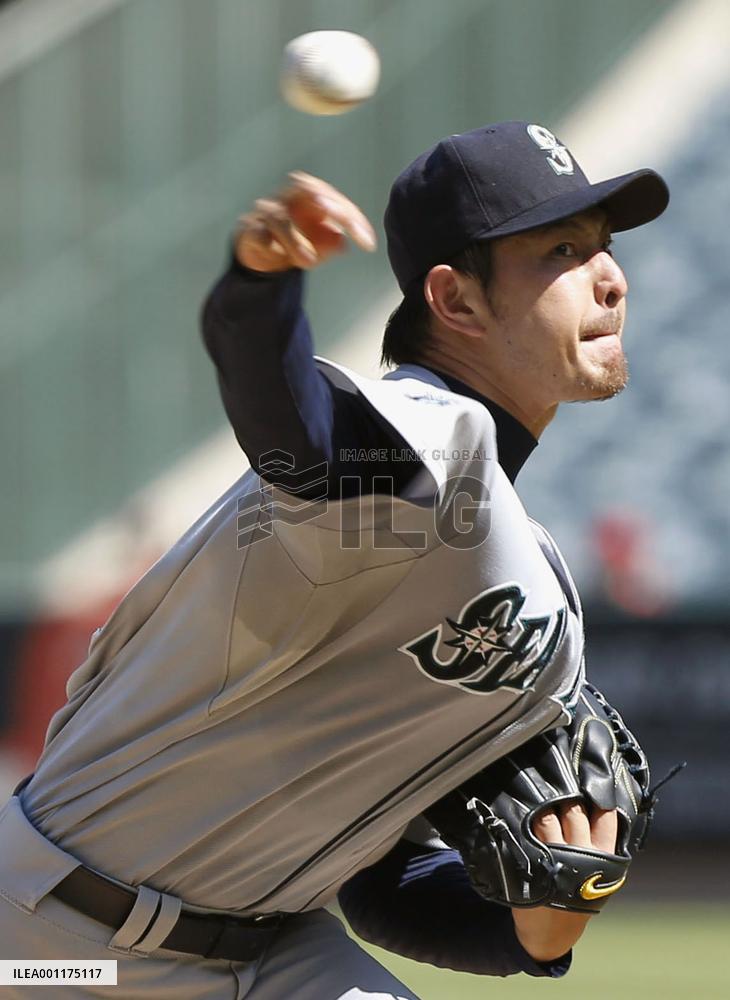 Mariners' Iwakuma earns 8th win