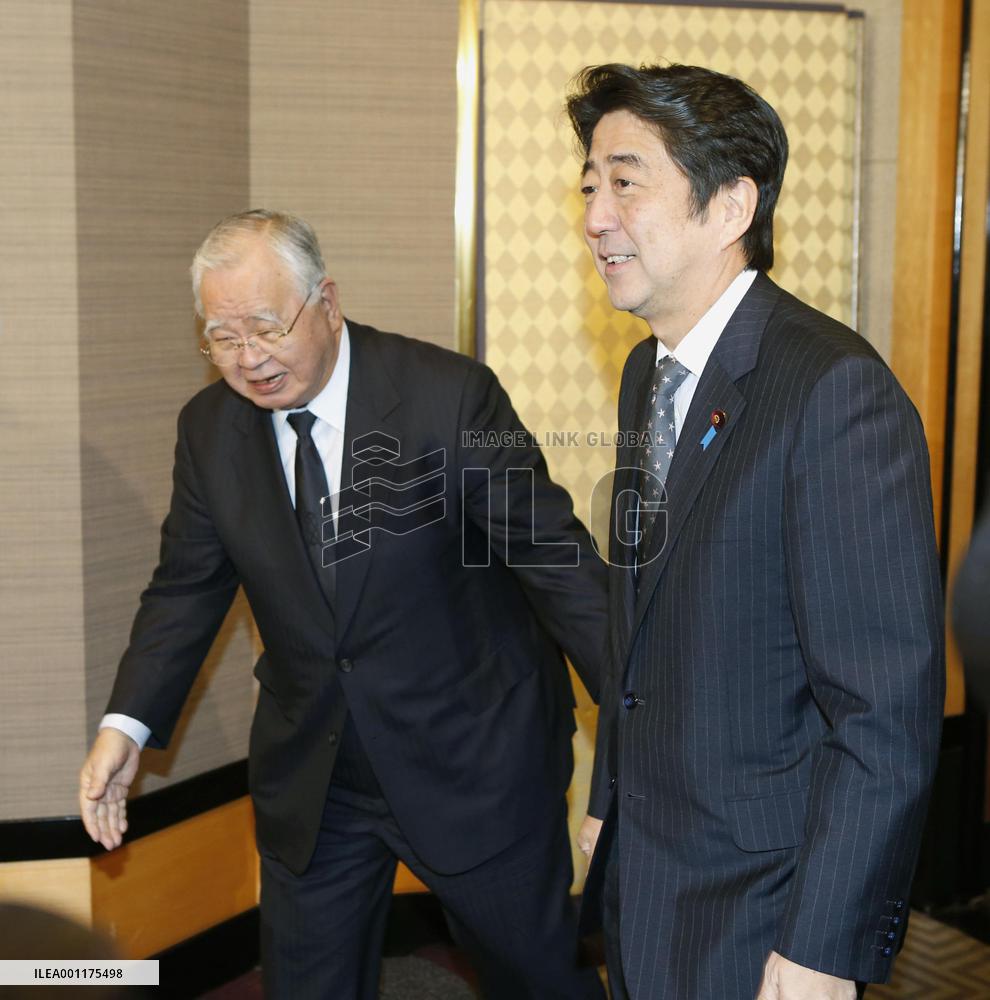 LDP's Abe meets with Keidanren chief