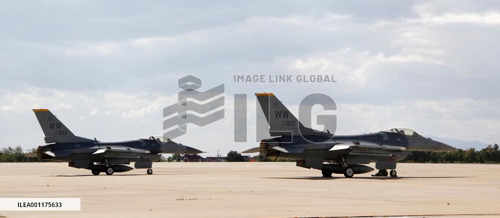 2 U.S. fighter jets make emergency landing