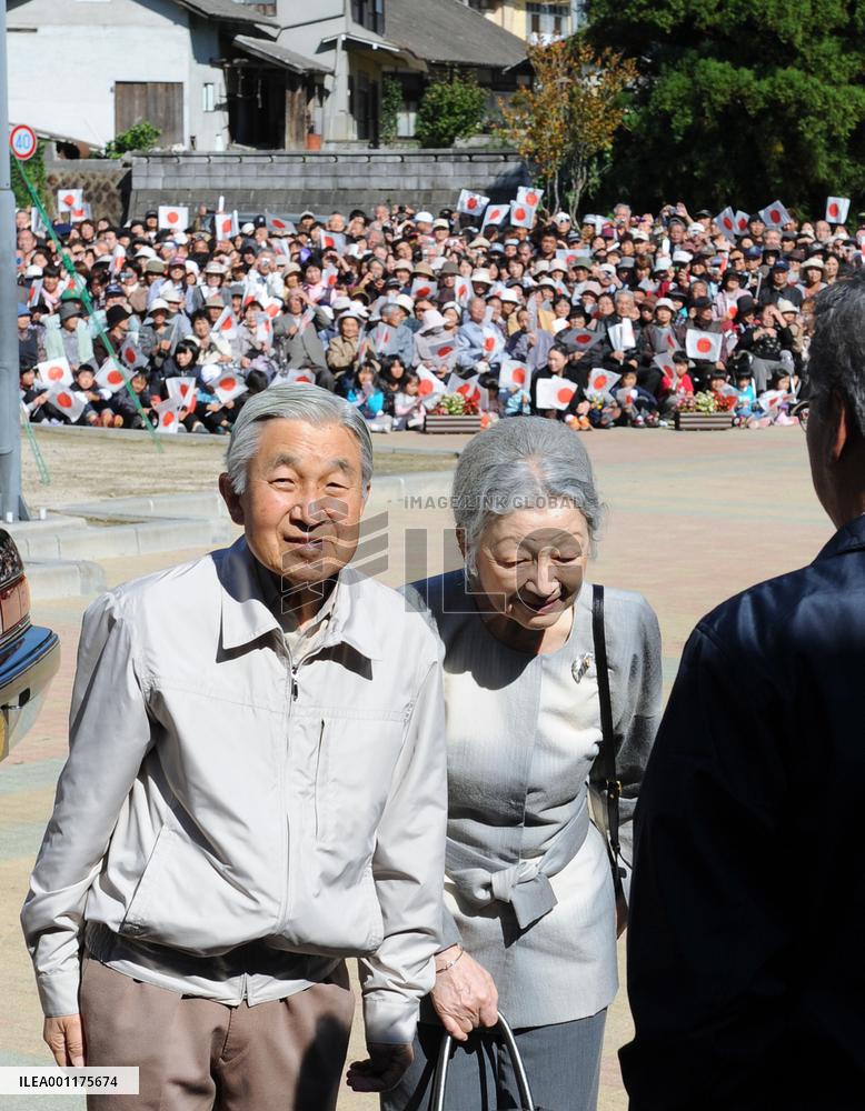 Emperor, empress visit village near Fukushima complex