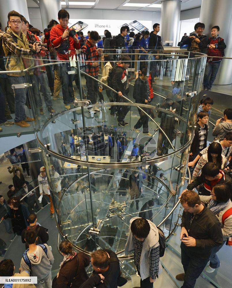 Asia's biggest Apple Store opens in Beijing