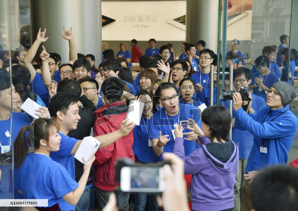Asia's biggest Apple Store opens in Beijing