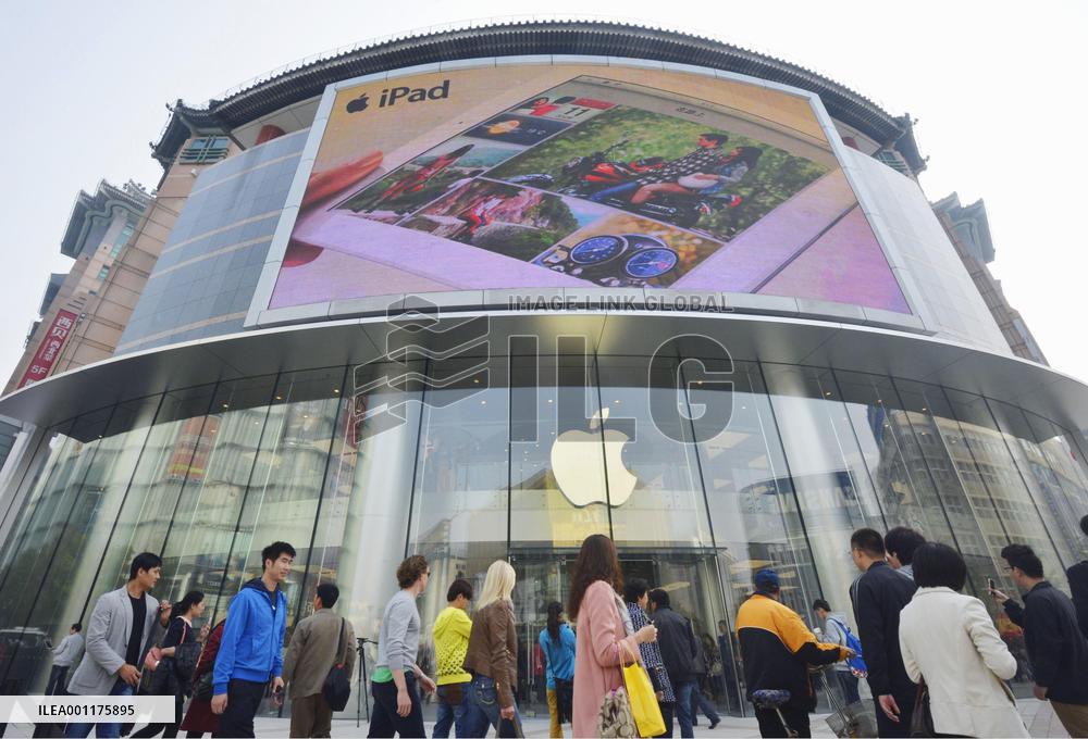 Asia's biggest Apple Store opens in Beijing