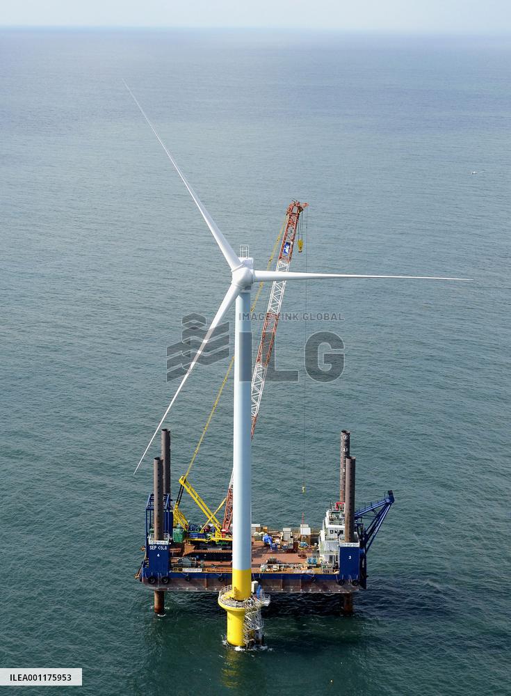 Huge wind turbine set up in Pacific off Chiba Pref.