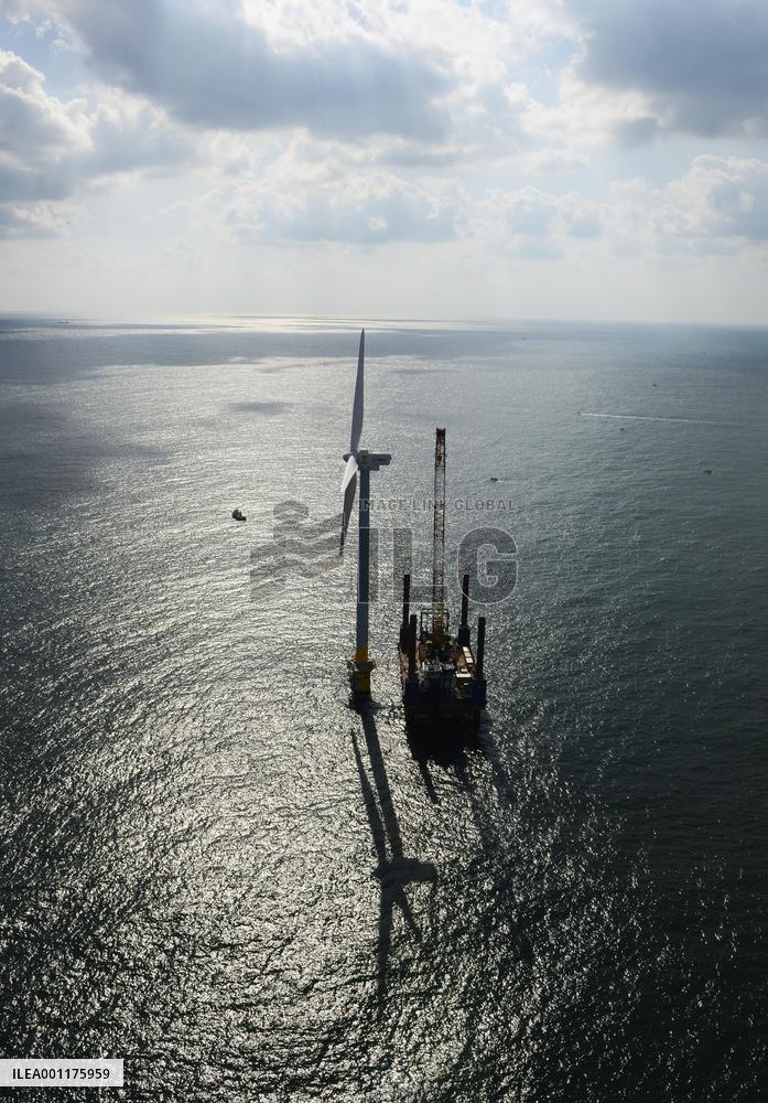 Huge wind turbine set up in Pacific off Chiba Pref.