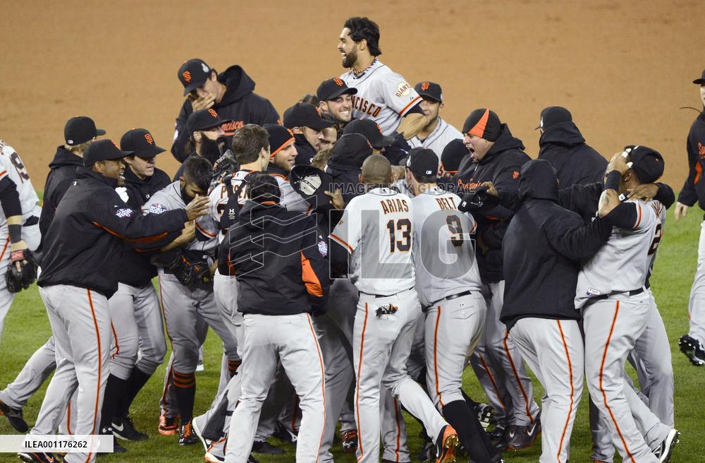 Giants sweep Tigers to win World Series