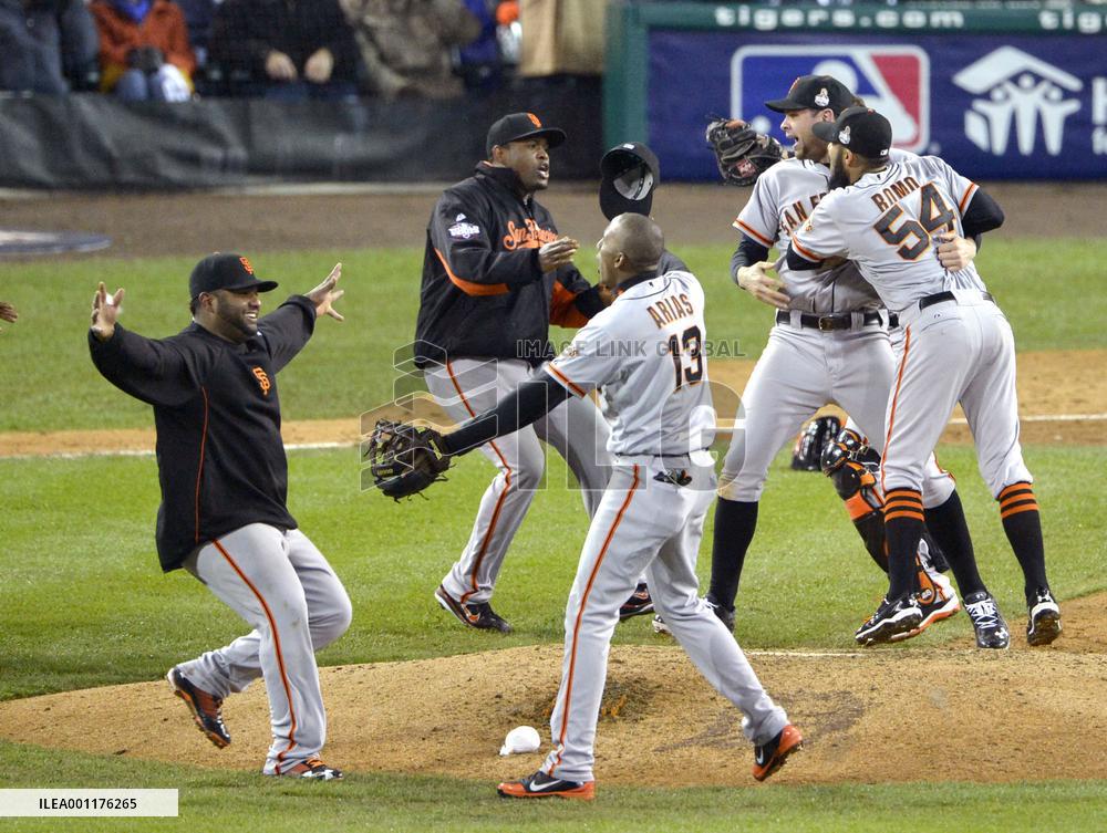 Giants sweep Tigers to win World Series