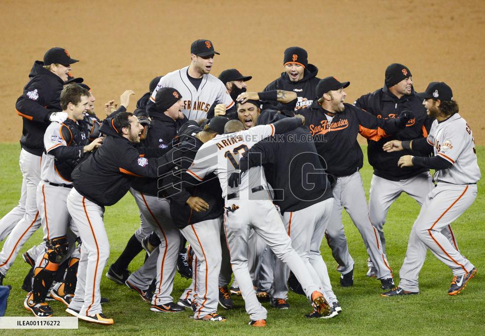 Giants sweep Tigers to win World Series