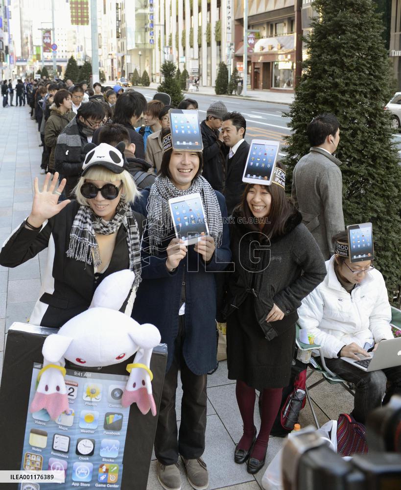 Apple's iPad mini hits Japanese market