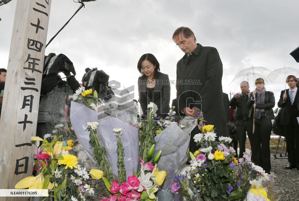 Vienna Philharmonic members play Bach sonata for quake victims