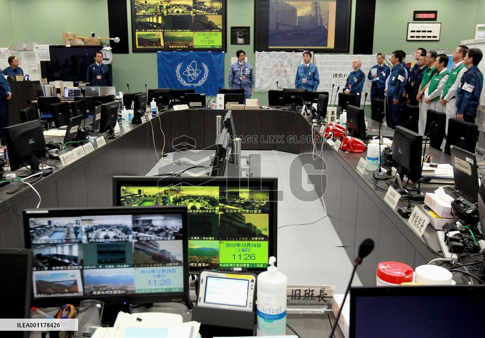 Abe inspects Fukushima Daiichi plant