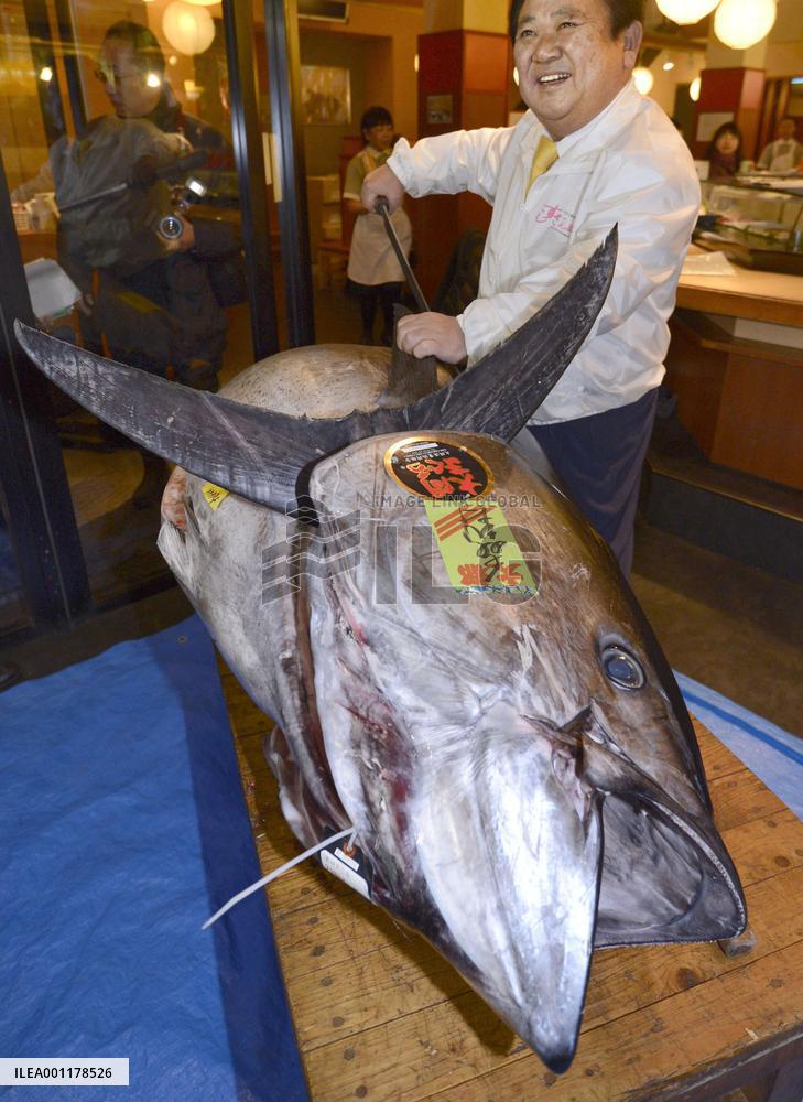 Tuna sold at record 155.4 mil. yen