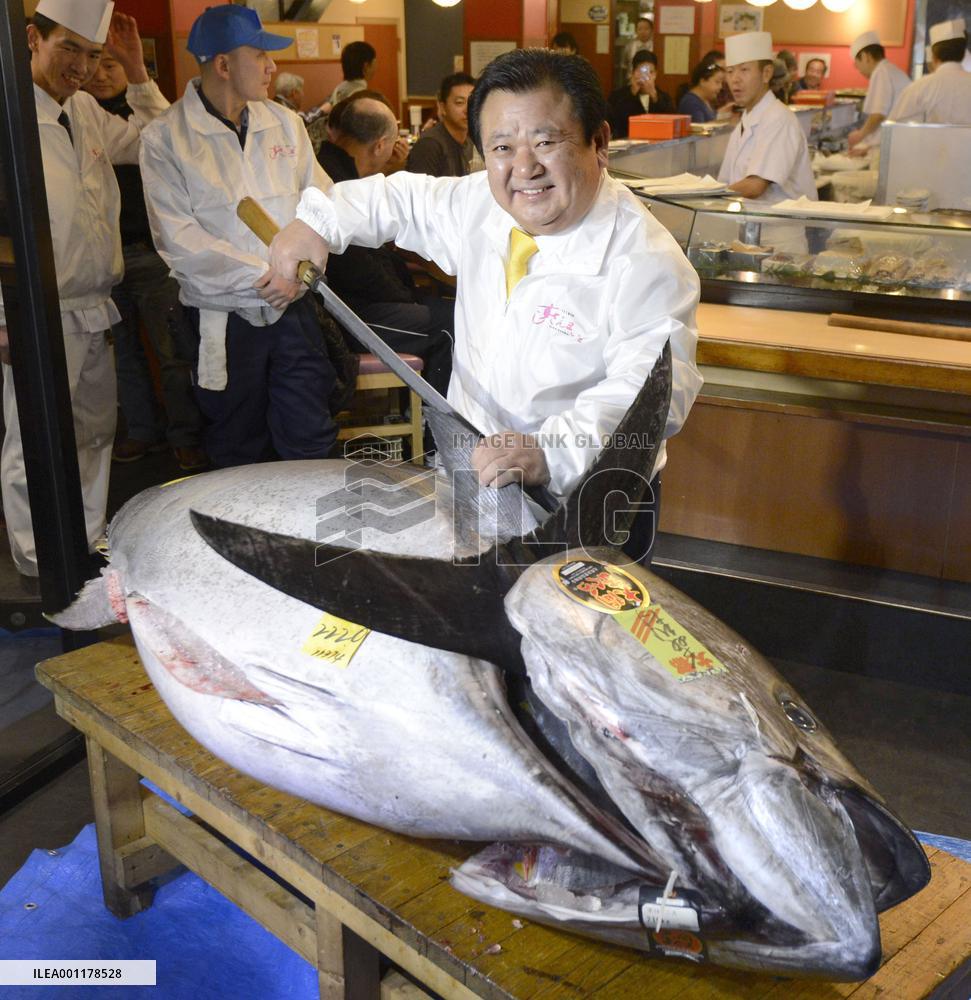 Tuna sold at record 155.4 mil. yen