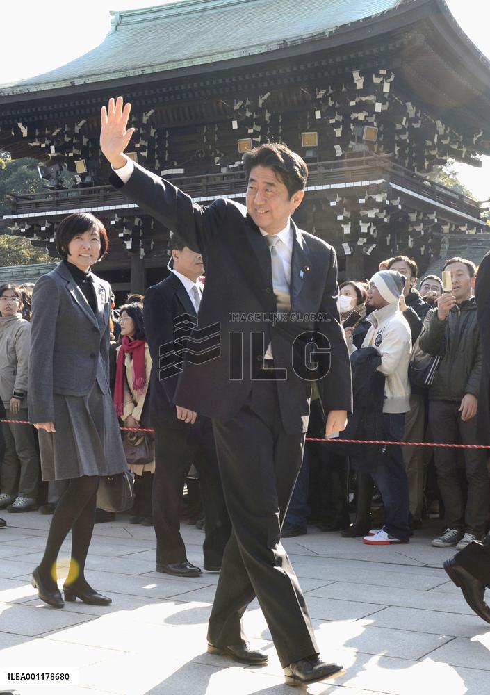 Abe visits Meiji Shrine