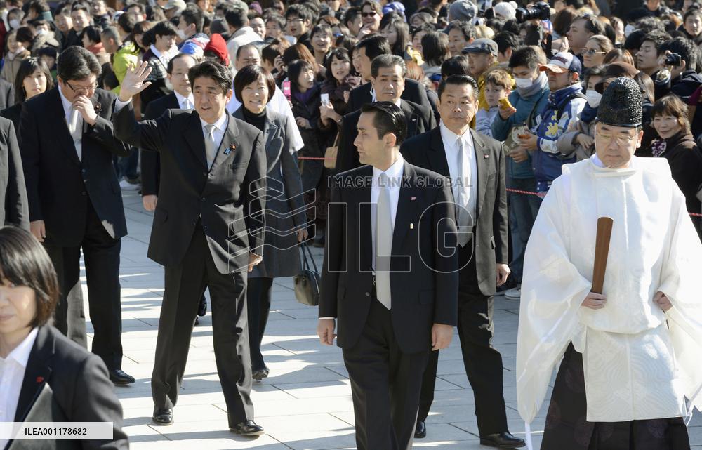 Abe visits Meiji Shrine