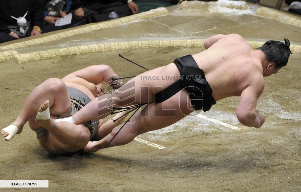 Harumafuji at New Year sumo
