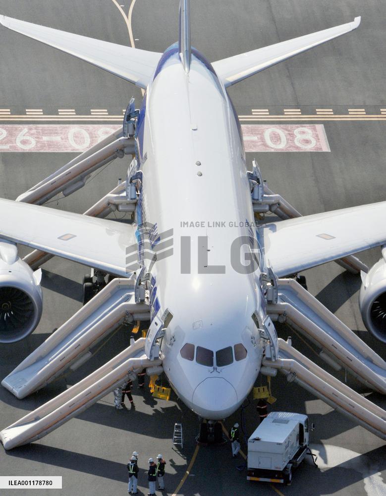 Boeing 787 makes emergency landing