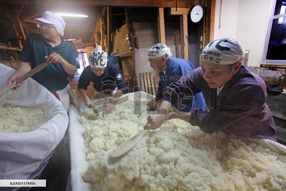 Time-honored "koji" store thriving on magical ingredient