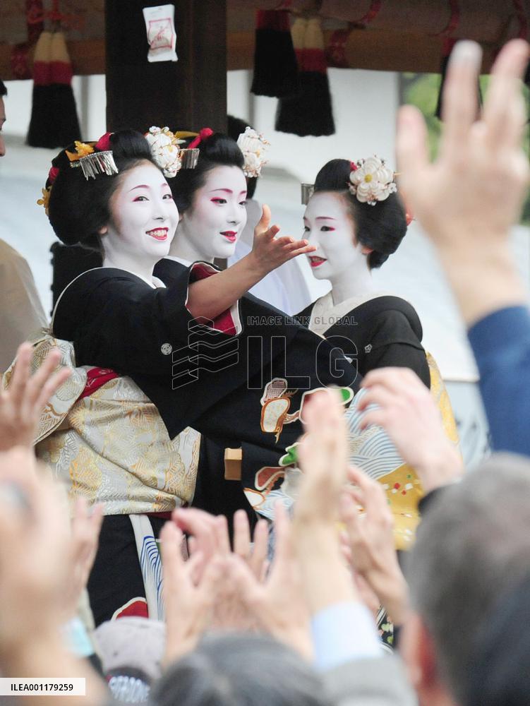Maiko throw beans