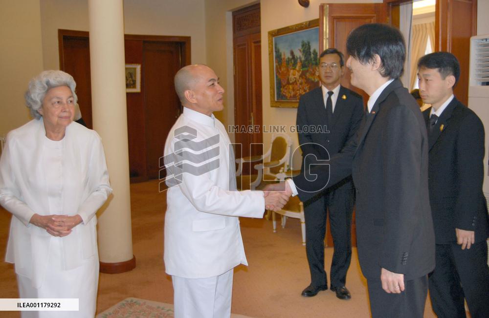 Prince Akishino, Cambodia's King Sihamoni