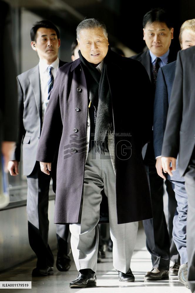 Ex-PM Mori departs for Russia