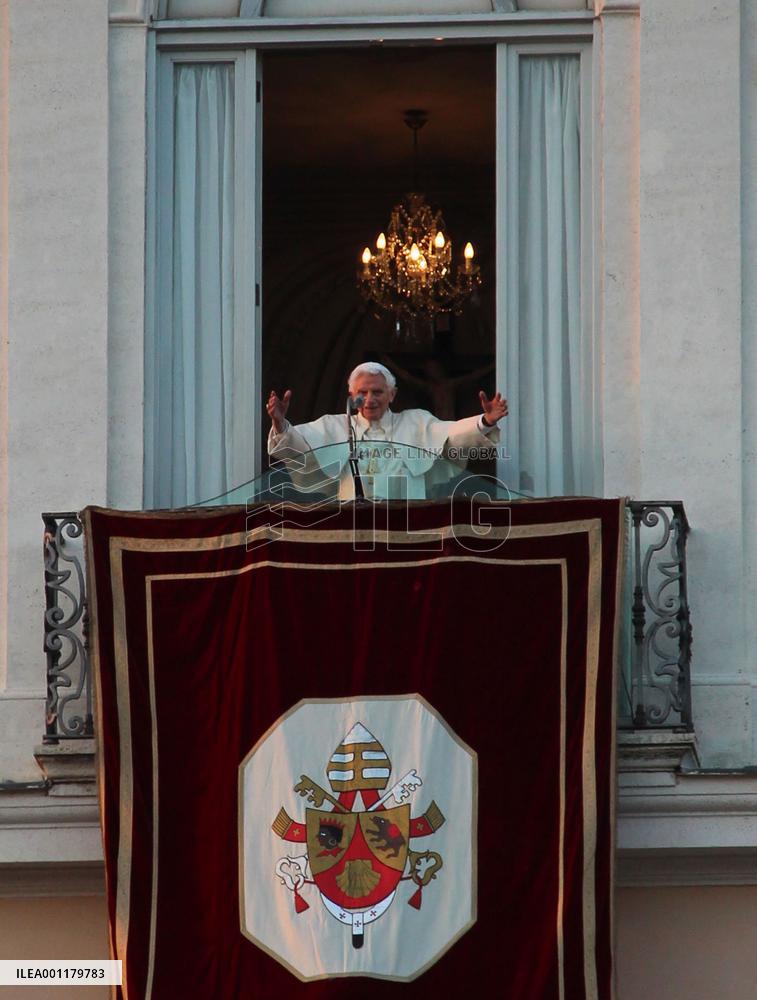 Pope Benedict XVI resigns