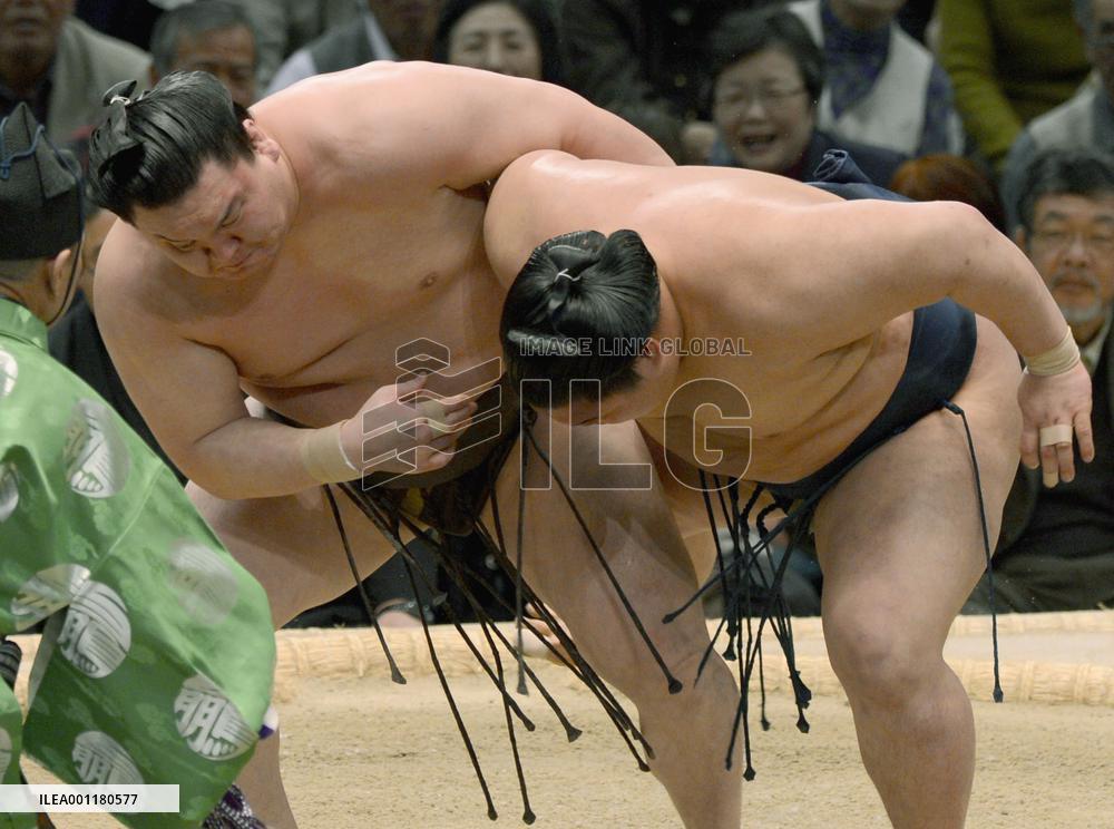Hakuho wins spring sumo