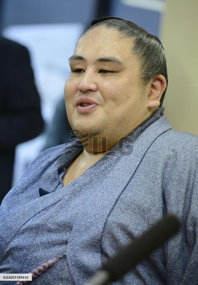 Former ozeki Miyabiyama retires