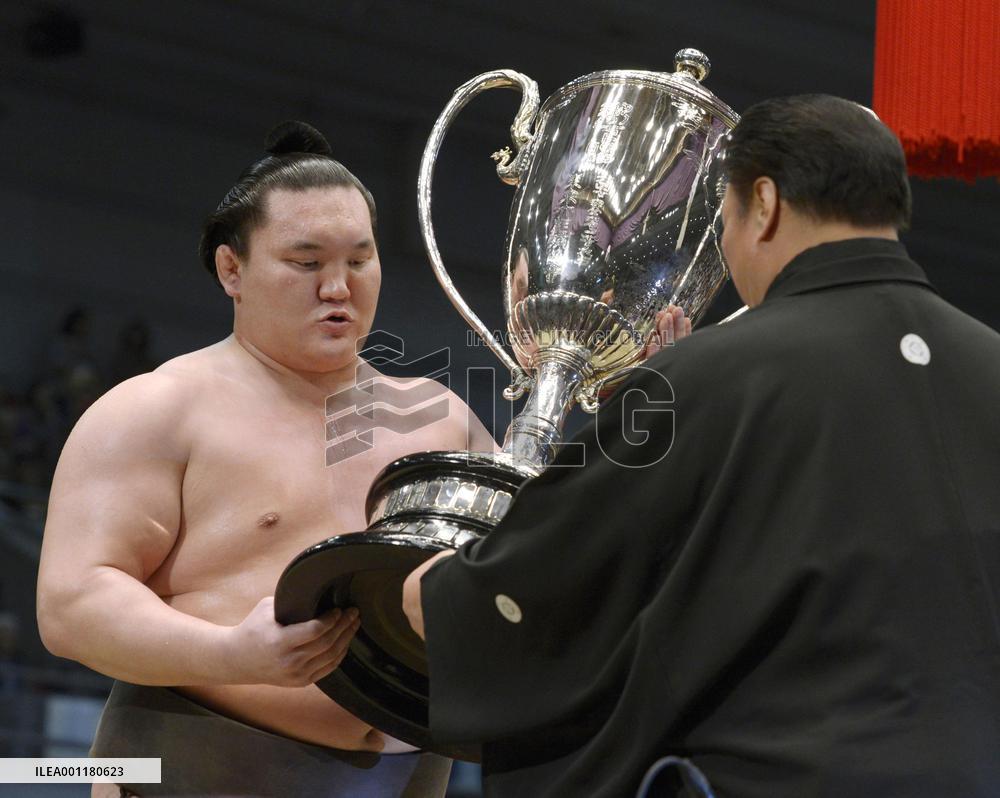 Hakuho caps title at 15-0 for record 9th time