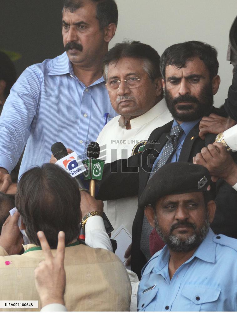 Musharraf returns to Pakistan
