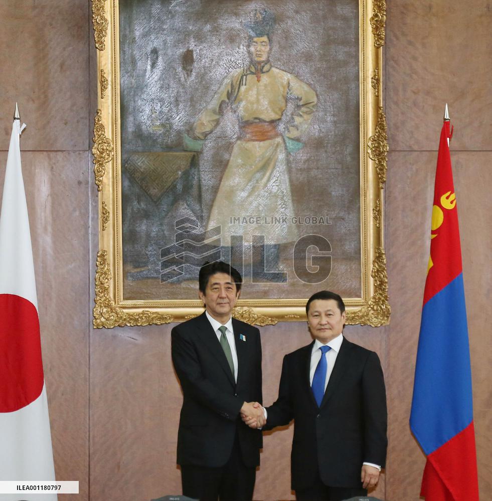 Abe visits Mongolia