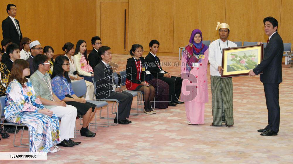 Abe meets youth from ASEAN countries