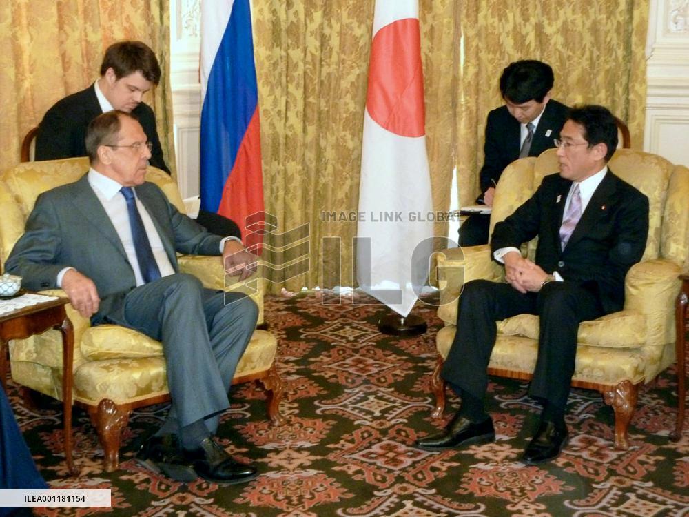 Kishida, Lavrov meet in London