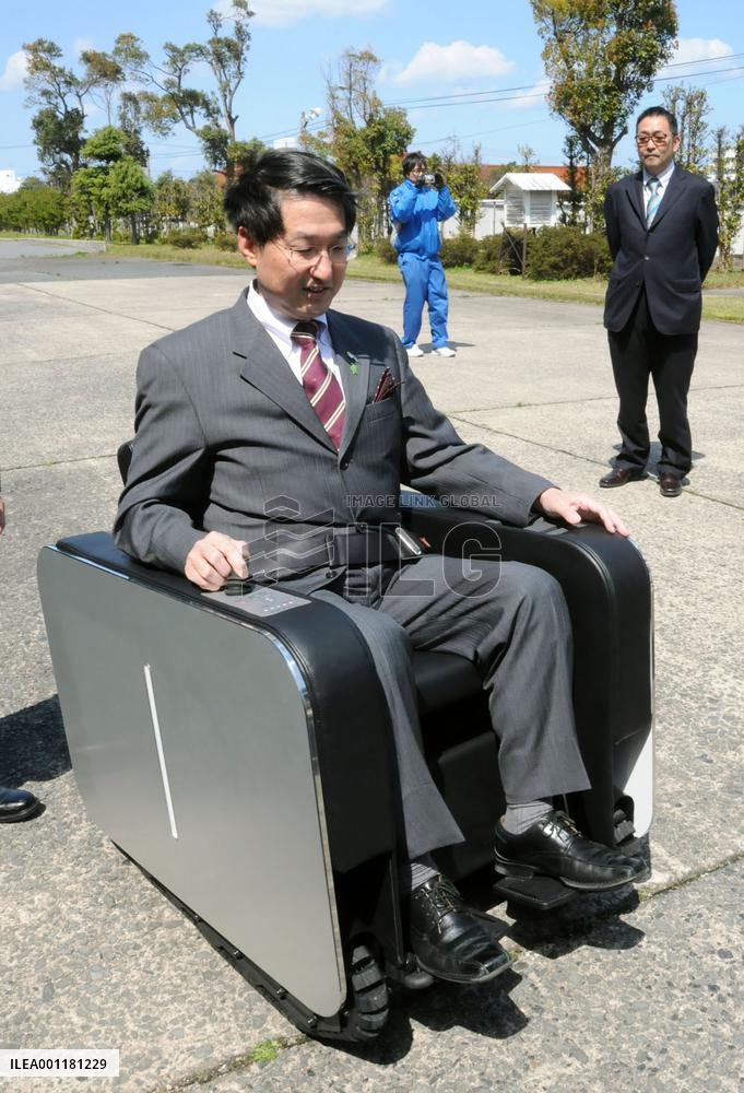 Moving arm chair Unimo