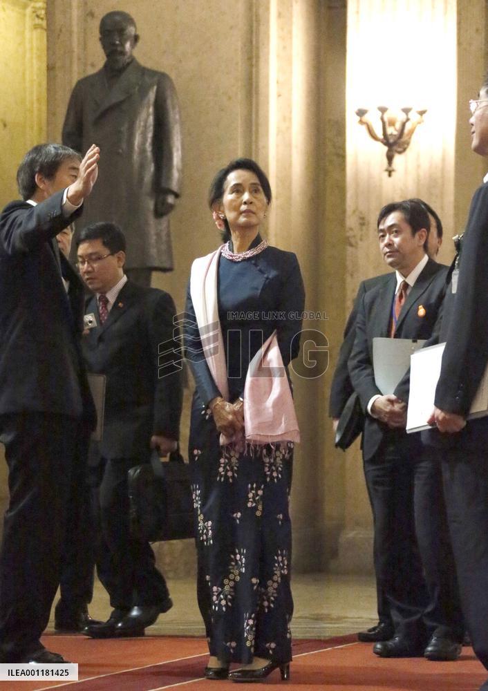 Suu Kyi visits Japanese parliament