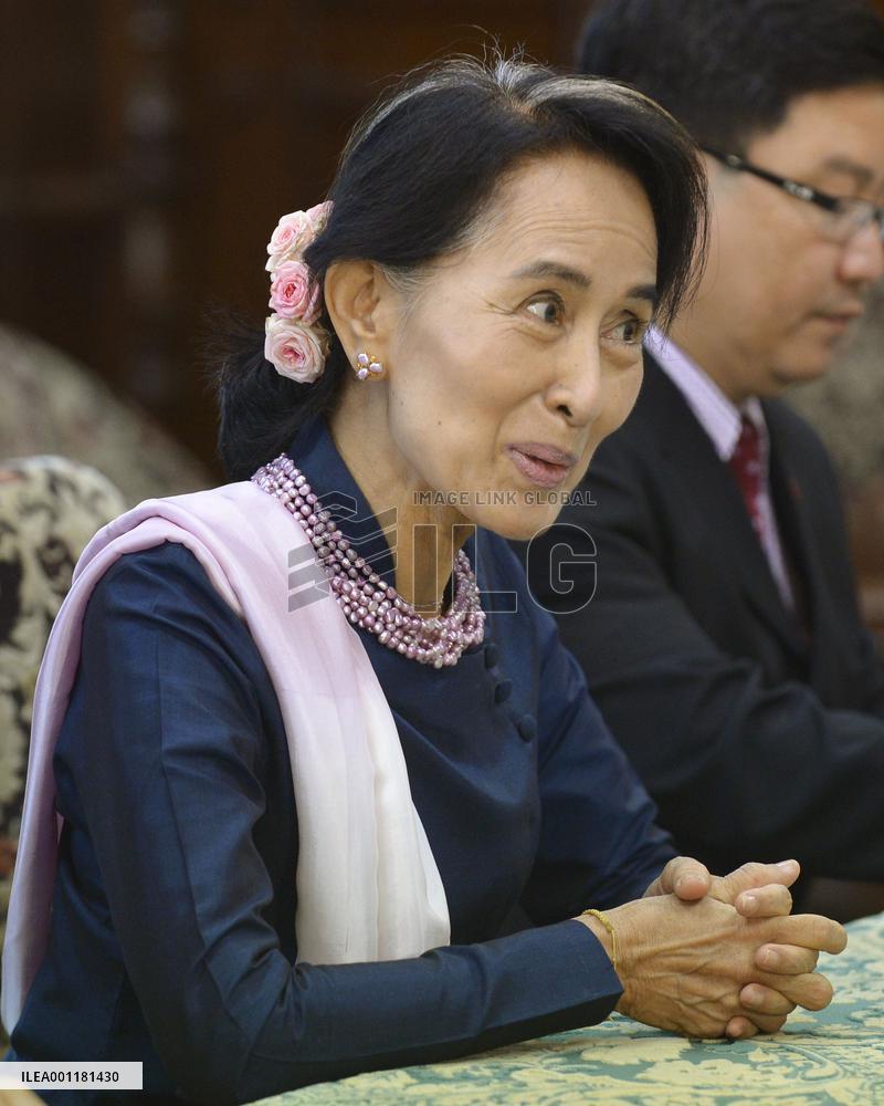 Suu Kyi visits Japanese parliament