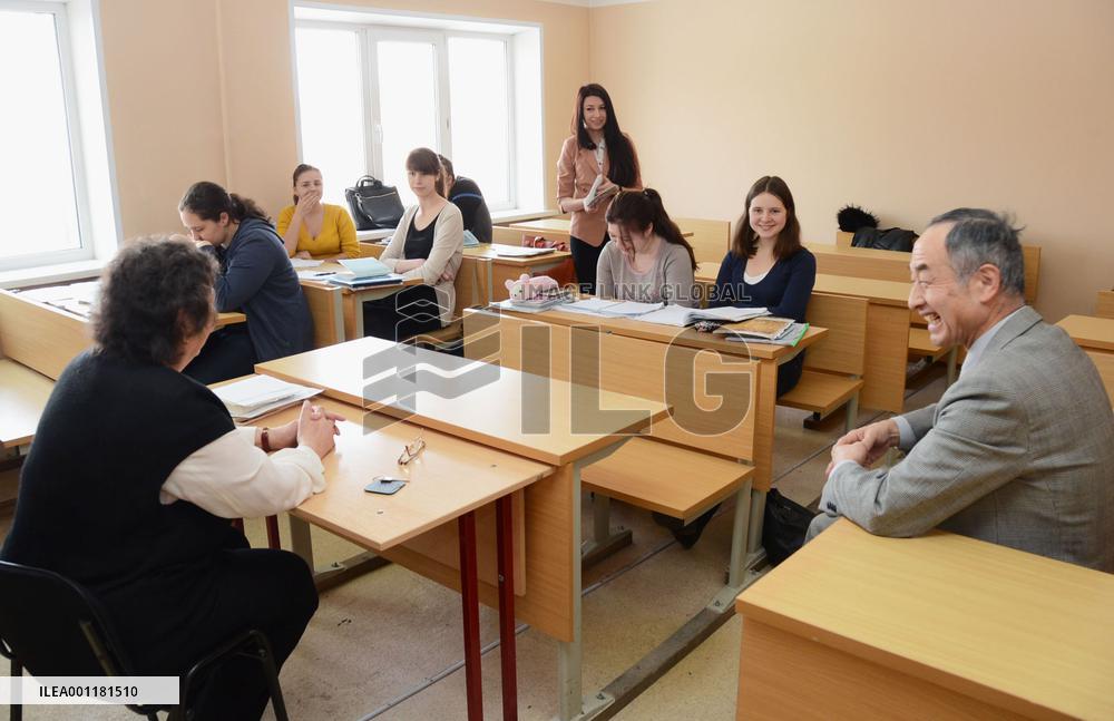Japanese man offers money to Russian students