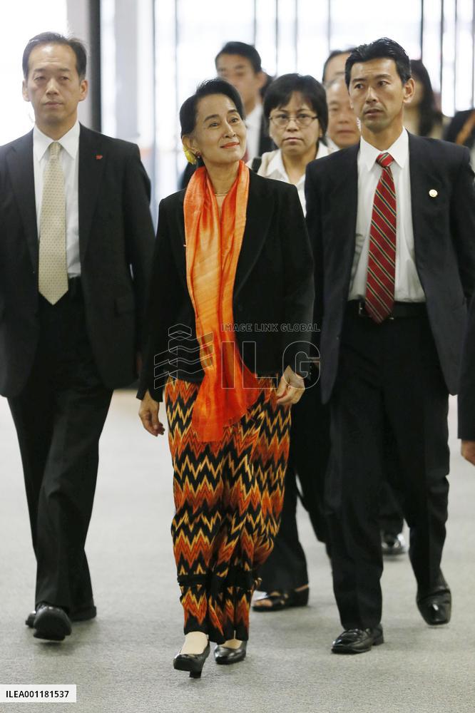 Suu Kyi leaves Japan