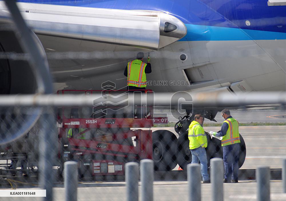 Modifying troubled Boeing 787 jets